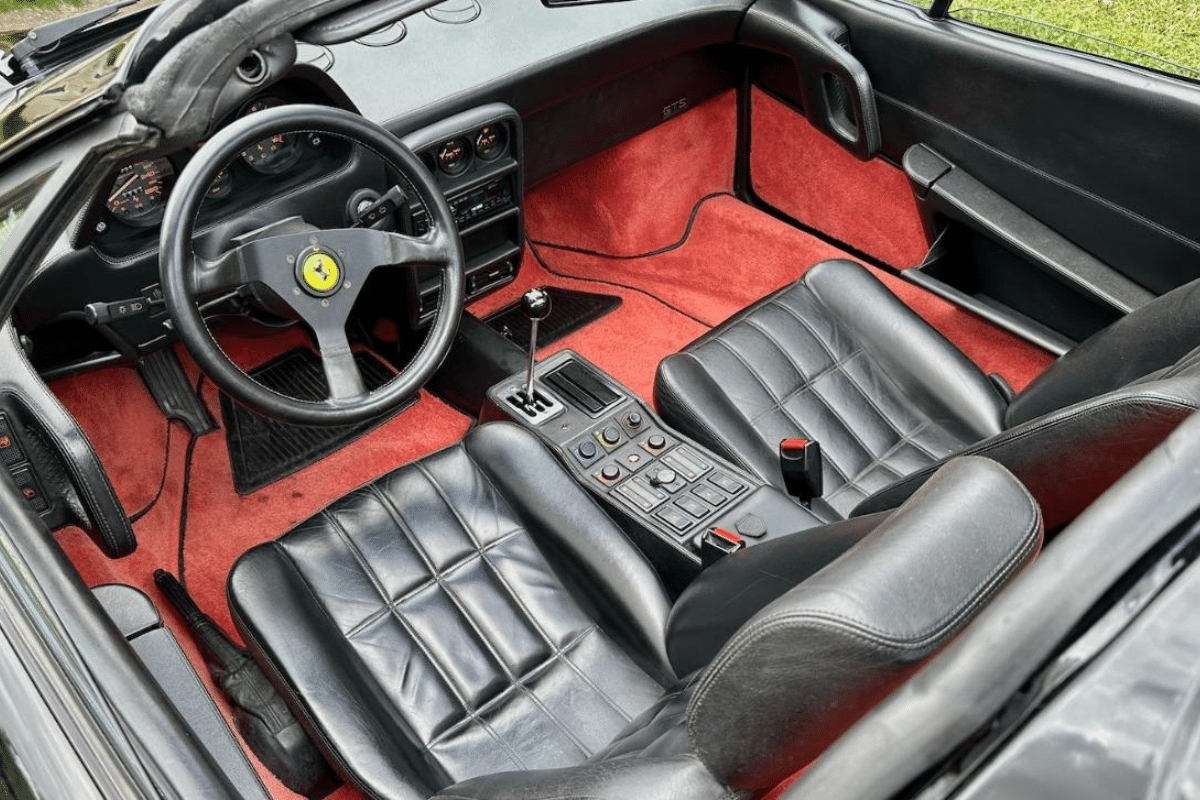 FERRARI 328 GTS - 1988 vue du volant