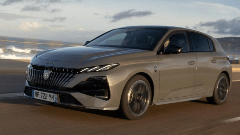 Vous ne rêvez pas : la Peugeot 308 hybride 195 ch monte en gamme, mais à quel prix ?