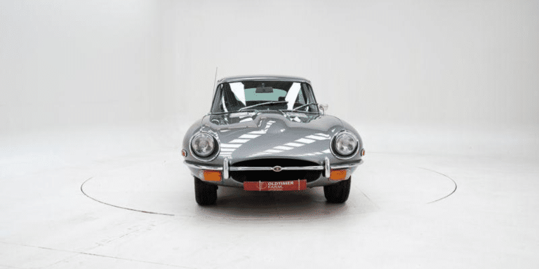 Moteur 4 235 cc, intérieur cuir d&rsquo;origine et teinte Opalescent Silver Grey : cette Jaguar E-Type 4.2 S2 de 1969 est à vendre