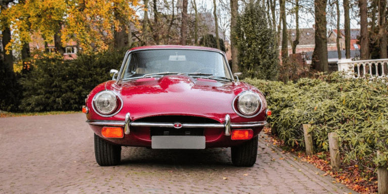 Peinture rouge Regency, moteur 6 cylindres et intérieur cuir beige : cette Jaguar Type E Coupé de 1969 est à vendre