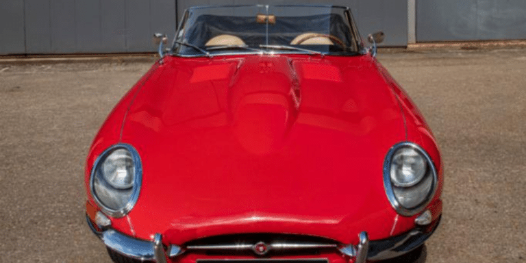 Cuir beige, moteur XK de 265 ch et carrosserie « Signal Red » : cette Jaguar Type E Flatfloor de 1962 est à vendre