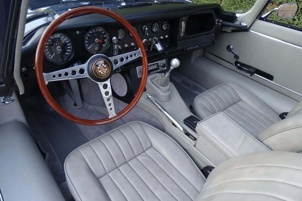 JAGUAR Type E Série 1 4.2 Coupé - 1967 vue du volant