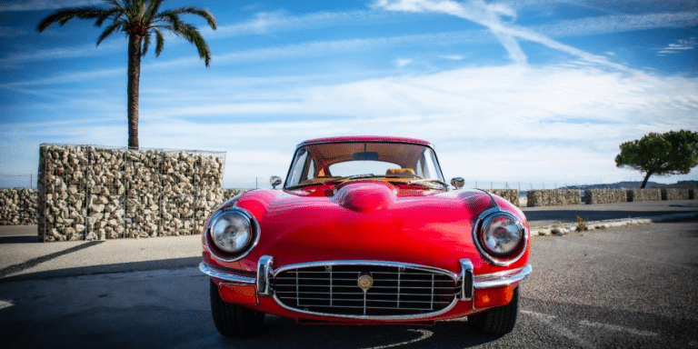 Moteur V12, carrosserie rouge éclatante et sellerie en cuir Connolly : cette Jaguar Type E Série 3 est à vendre