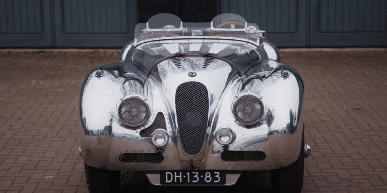 Carrosserie en aluminium, moteur six cylindres et seulement 25 000 km : cette Jaguar XK150 OTS de 1958 est à vendre