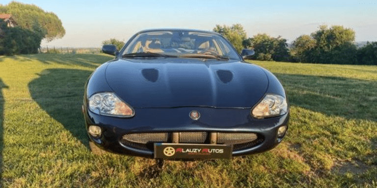 Cuir beige, moteur V8 suralimenté et design classique : cette Jaguar XKR Coupé de 2001 est à vendre