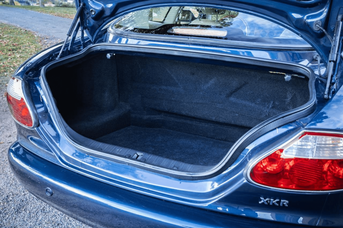 JAGUAR XK8 R R COMPRESSEUR - 2001 vue du coffre