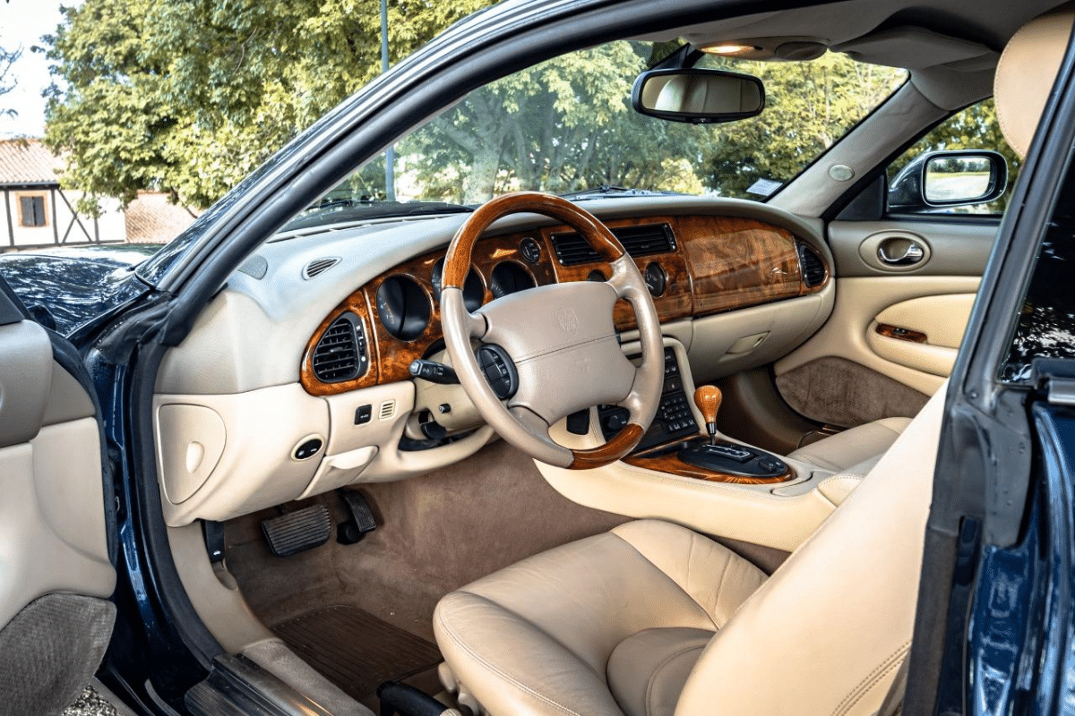 JAGUAR XK8 R R COMPRESSEUR - 2001 vue du volant