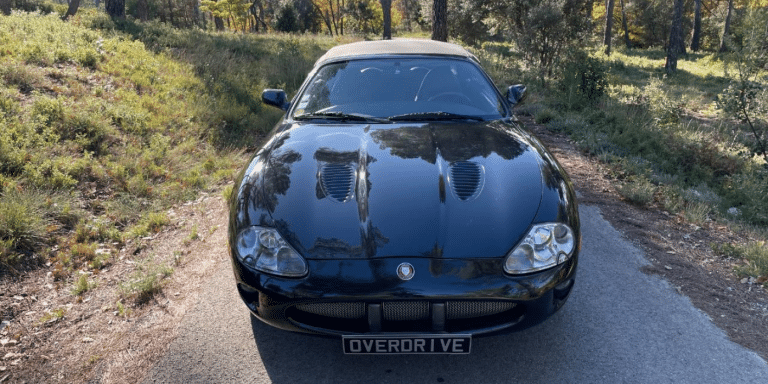 V8 surcompressé, allure dynamique et luxe britannique : cette Jaguar XKR Cabriolet de 1999 est à vendre