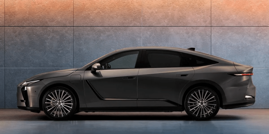 Fabriquée au Japon, cette Lexus hybride débarque en Europe : 343 ch et 530 km d’autonomie pour bousculer le haut de gamme