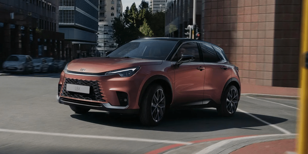 À moins de 39 000 €, Lexus frappe fort avec le LBX 2026 : 4,7 l/100 km, design soigné et finition haut de gamme