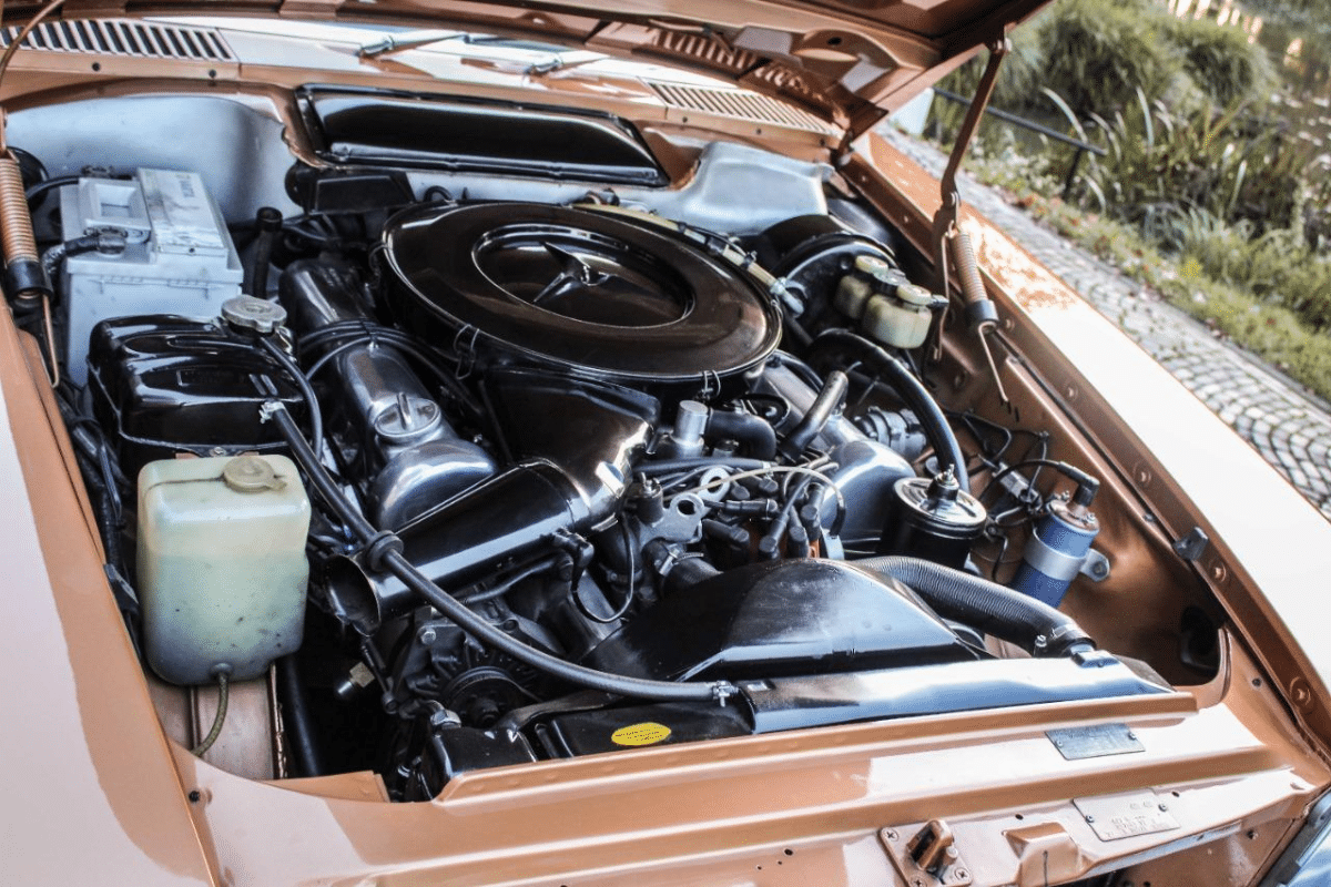 MERCEDES 350 SL - 1972 vue du moteur