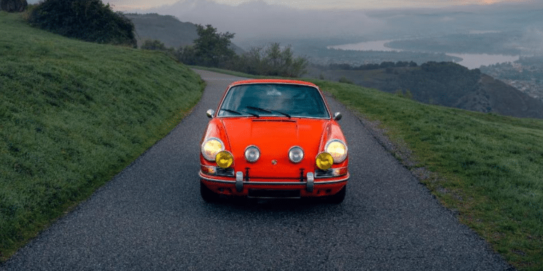 Cuir noir, moteur Flat 6 de 2,5L et historique documenté : cette Porsche 911 2.0 SWB de 1967 est à vendre