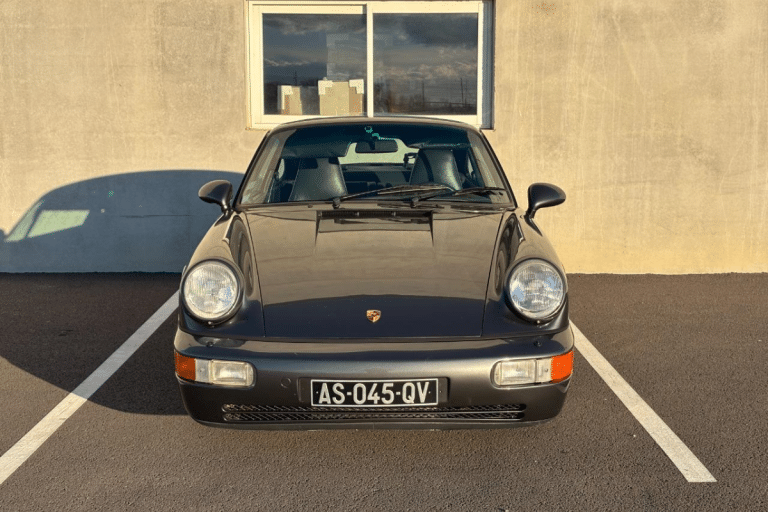 Cuir Noir, moteur de 3,6L et transmission intégrale : cette Porsche 911 964 Carrera 4 de 1989 est à vendre