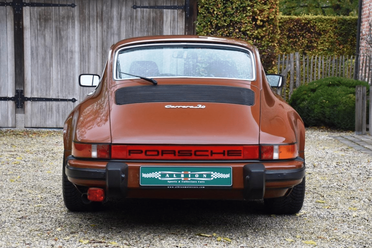 PORSCHE 911 Carrera 3.0 - 1977 vue de derrière