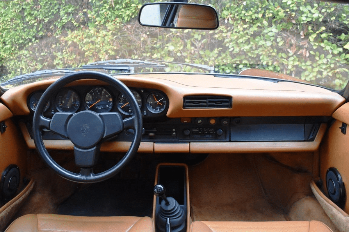 PORSCHE 911 Carrera 3.0 - 1977 vue du volant