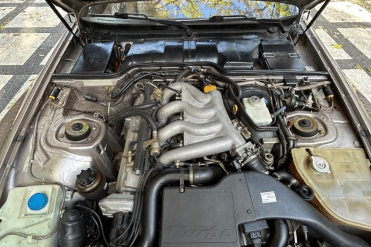 PORSCHE 944 Turbo Cup - 1988 vue du moteur