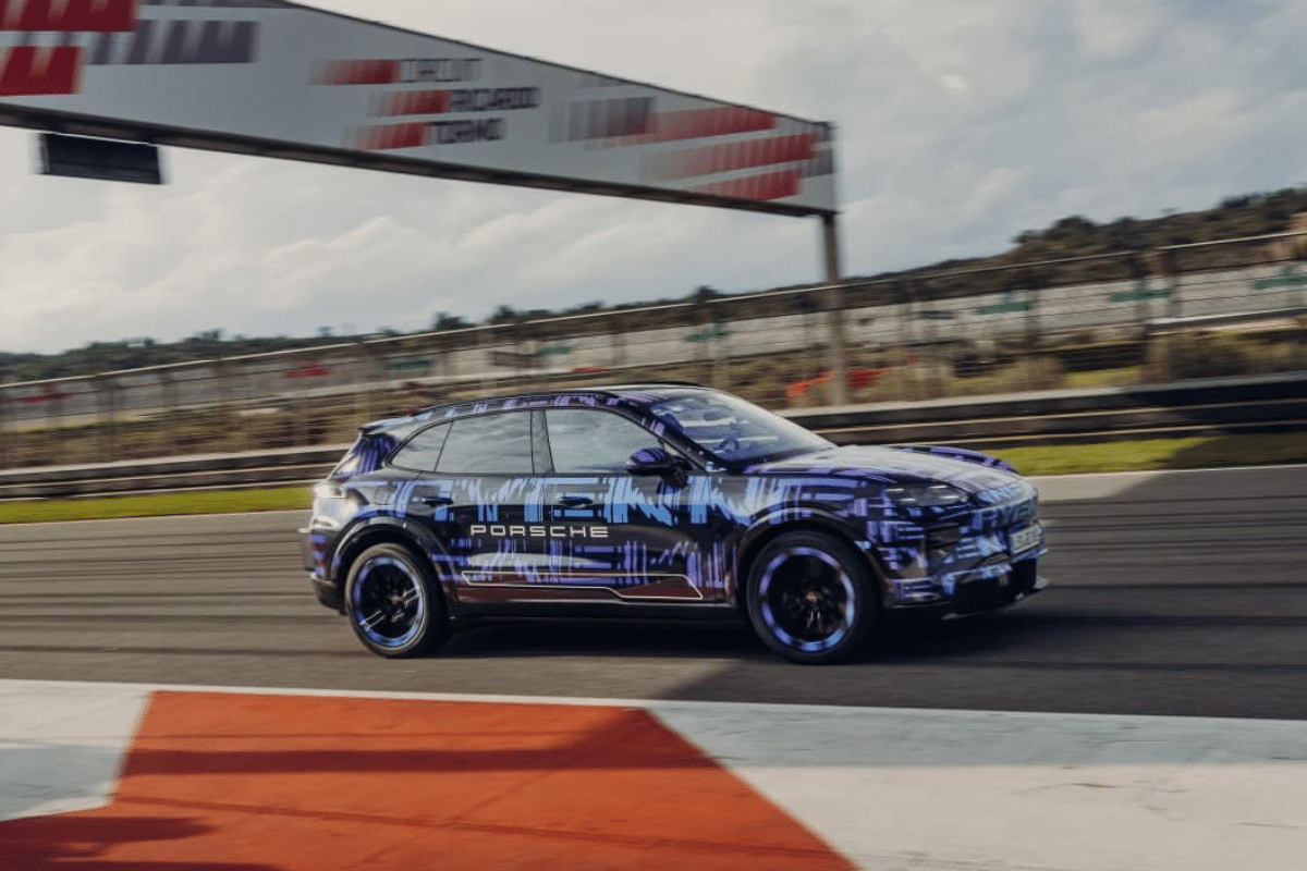 Porsche Cayenne électrique vu de profil