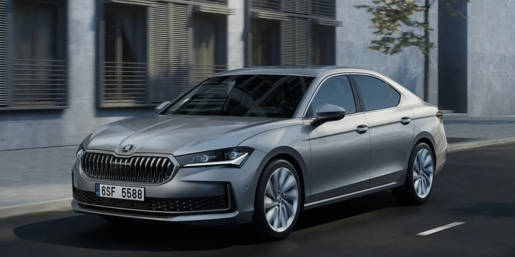 Crit’Air 1, sans malus, 150 ch et un coffre géant : cette berline Skoda séduit les familles et les pros face aux SUV électriques