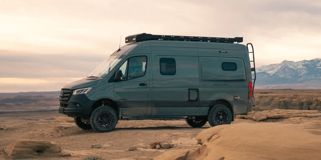 Il coûte une fortune, mais ce van 4x4 Mercedes peut vivre 7 jours sans aucune aide extérieure avec un salon haut de gamme et un moteur de 211 ch