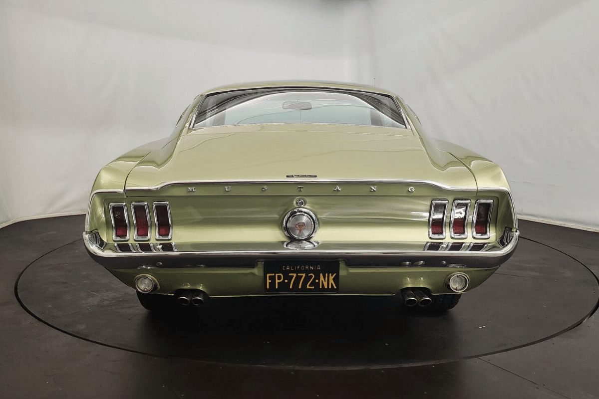 1967 Ford Mustang GT Fastback Code S vue de derrière