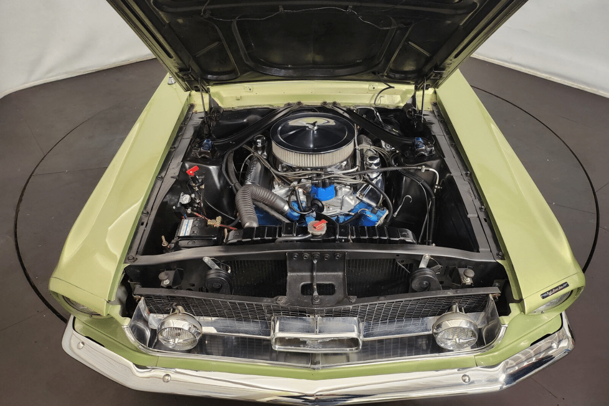 1967 Ford Mustang GT Fastback Code S vue du moteur
