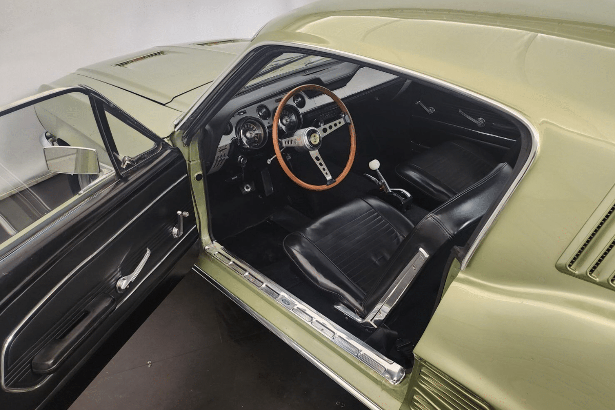 1967 Ford Mustang GT Fastback Code S vue du volant