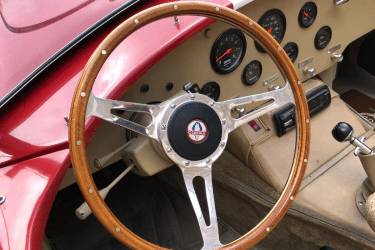 AC Cobra CMC V8 FORD 5,8 L - 1993 vue du volant