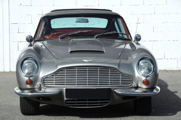 Carrosserie gris métal, intérieur raffiné et moteur 4.0L de 280 ch : cette DB6 est à vendre