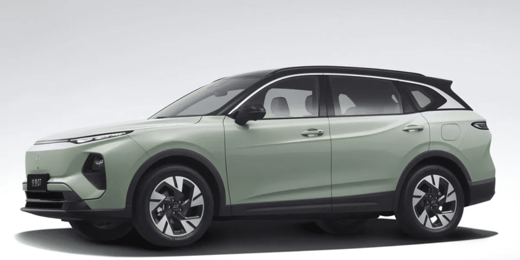 Il a la taille d’un BMW X3, 250 ch et 1 250 km d’autonomie : ce SUV hybride à 30 000 € va faire trembler le marché