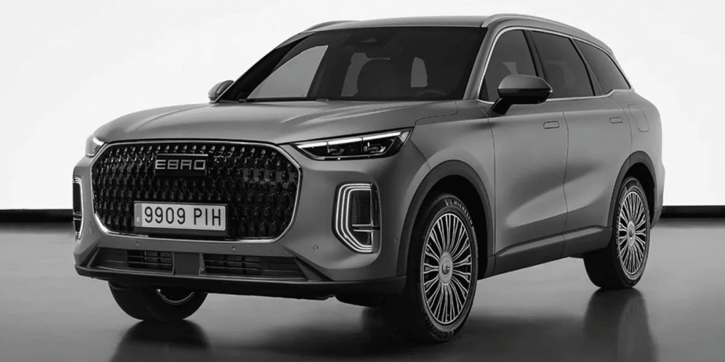 140 km sans essence, 7 places et 4x4 : ce SUV espagnol à prix cassé s’attaque aux géants du marché