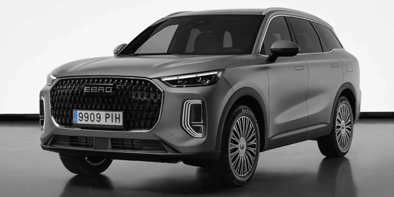 140 km sans essence, 7 places et 4×4 : ce SUV espagnol à prix cassé s’attaque aux géants du marché