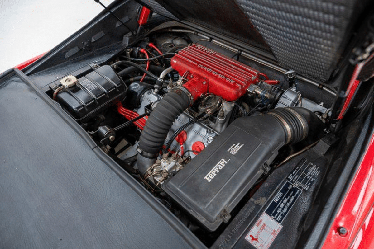 FERRARI 308 GTSi QV - 1983 vue du moteur