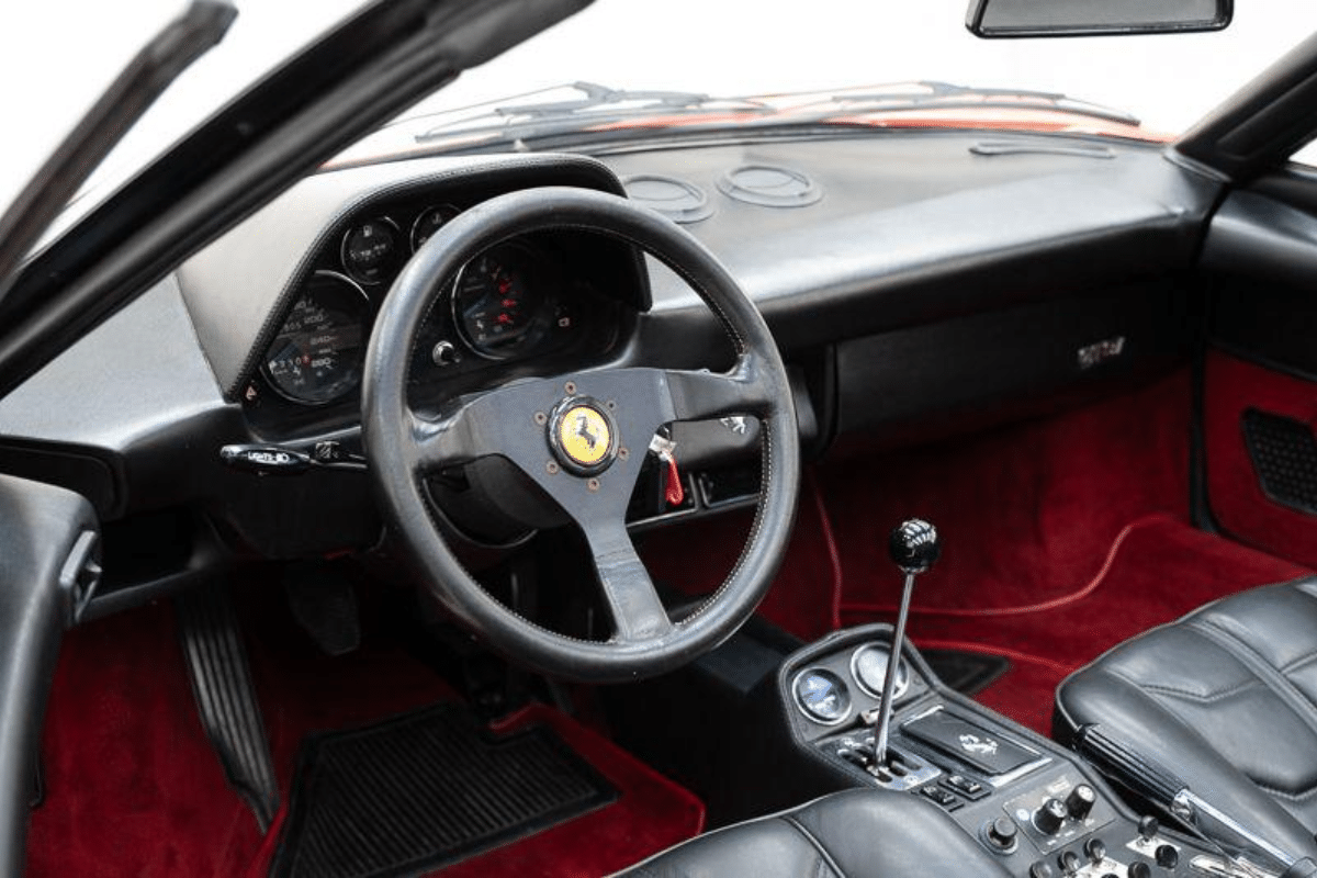 FERRARI 308 GTSi QV - 1983 vue du volant