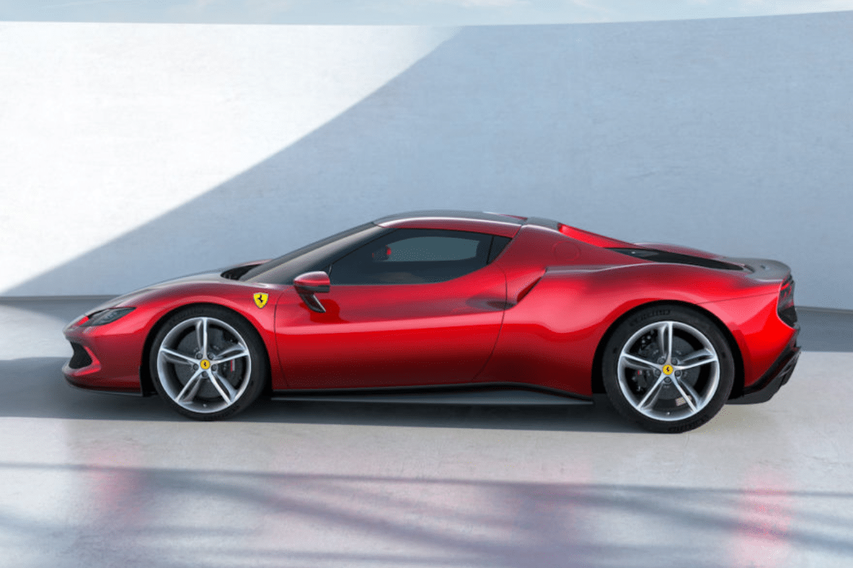 Ferrari 296 GTB vue de profil