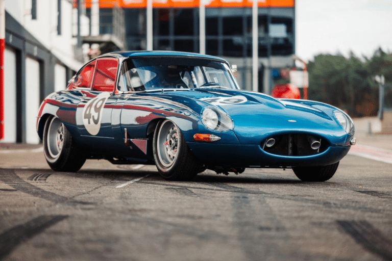 Préparée pour la course historique, arceau de sécurité complet et suspension améliorée : cette Jaguar E-Type est à vendre