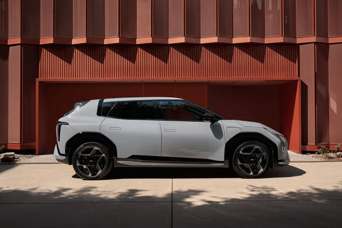 Kia EV4 vu de profil