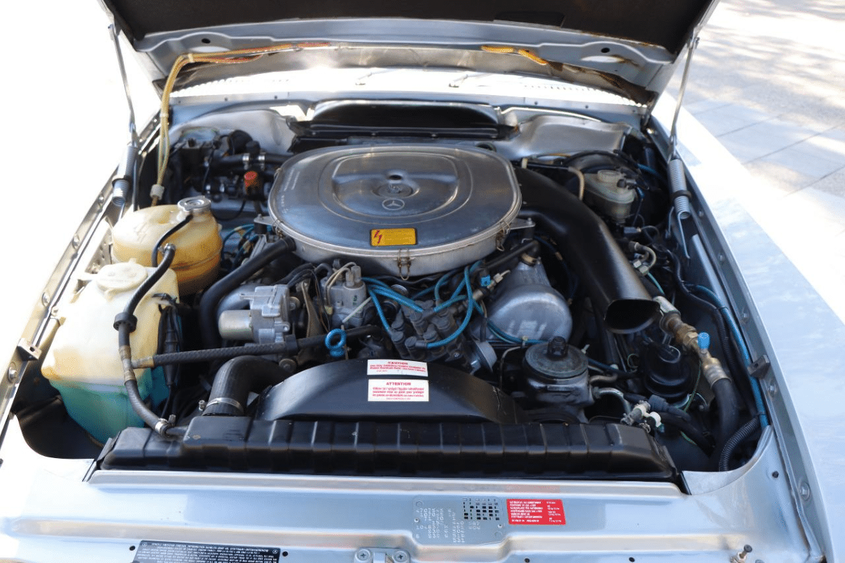 MERCEDES 380 SL - 1984 vue du moteur