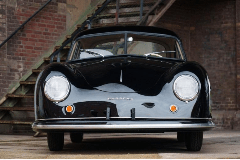 Lunette arrière divisée, moteur à 4 cylindres et design emblématique : cette Porsche 356 Coupé Pre-A de 1951 est à vendre