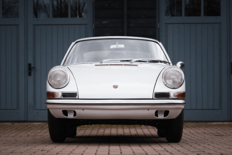 Châssis n° 3009XX, carrosserie apprêtée et carburateurs Solex d&rsquo;origine : cette Porsche 911 de 1965 est à vendre