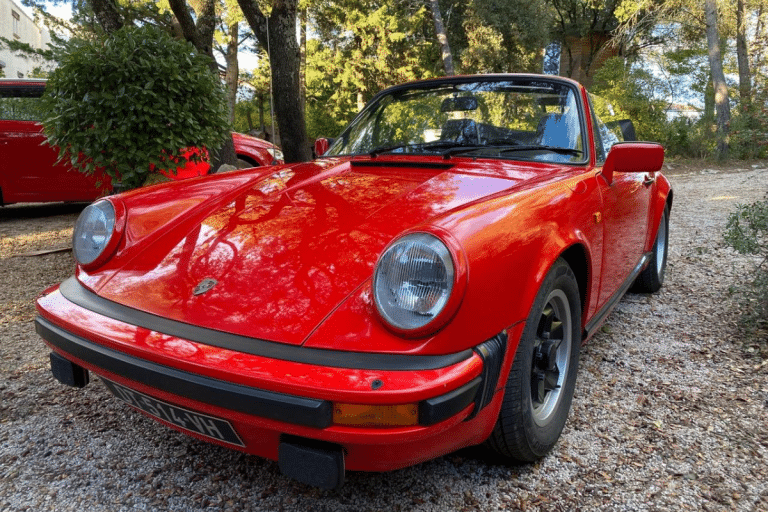 Extérieur rouge, moteur de 204 CV et capote récemment remplacée : cette Porsche 911 SC Cabriolet de 1983 est à vendre