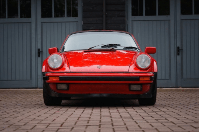 Moteur turbo amélioré, peinture Rouge Indien et 135 000 km : cette Porsche 930 Turbo de 1986 est à vendre