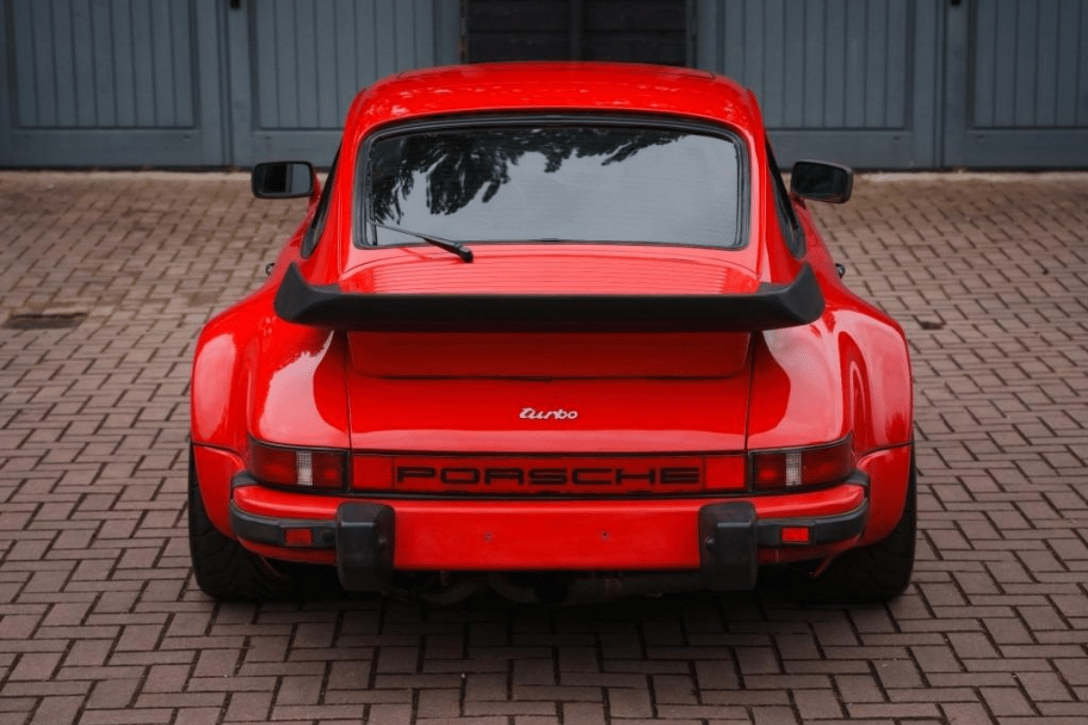PORSCHE 911 - 1986 vue de derrière