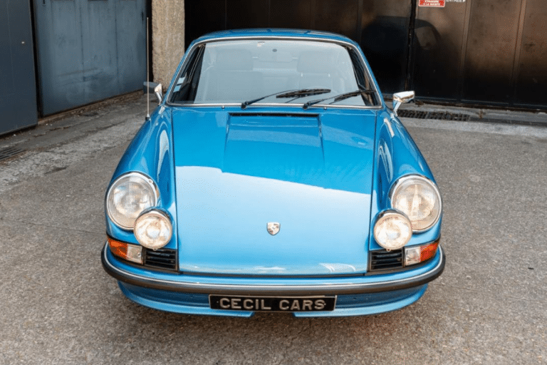Carrosserie bleue d&rsquo;origine, intérieur en simili cuir noir et options haut de gamme : cette Porsche 911 2.4 S de 1972 est à vendre