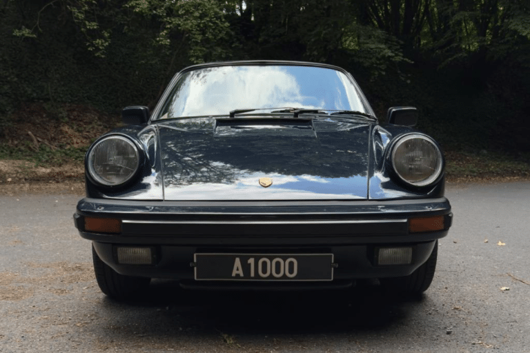 Cuir bleu, moteur Flat 6 de 3,2 litres et teinte Dunkel Blau : cette Porsche 911 Cabriolet de 1985 est à vendre
