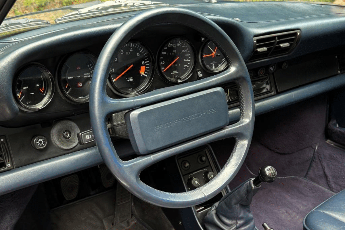 PORSCHE 911 3.2L Cabriolet - 1985 vue du volant