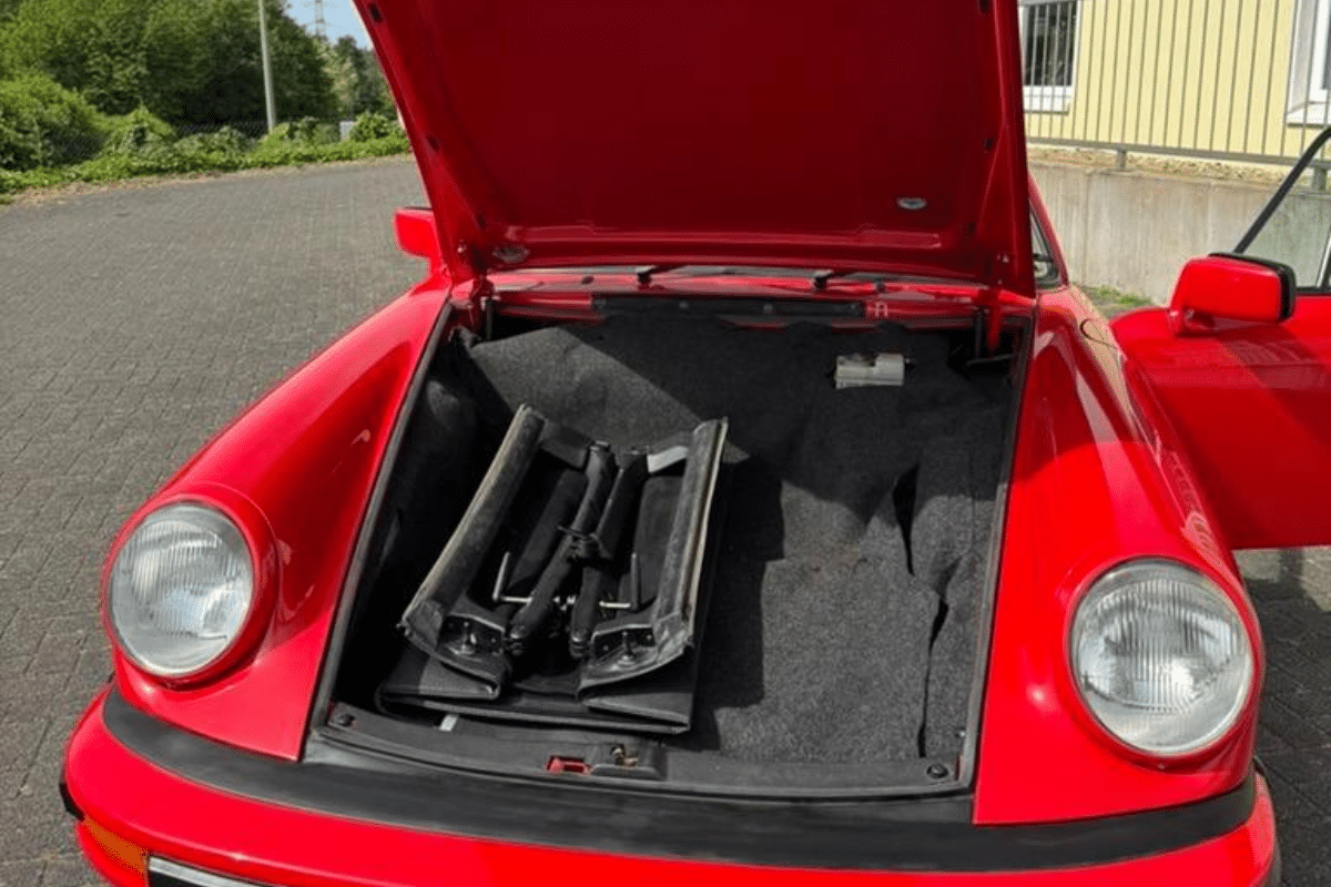 PORSCHE 911 911 Targa 3L2 G50 - 1987 vue du coffre