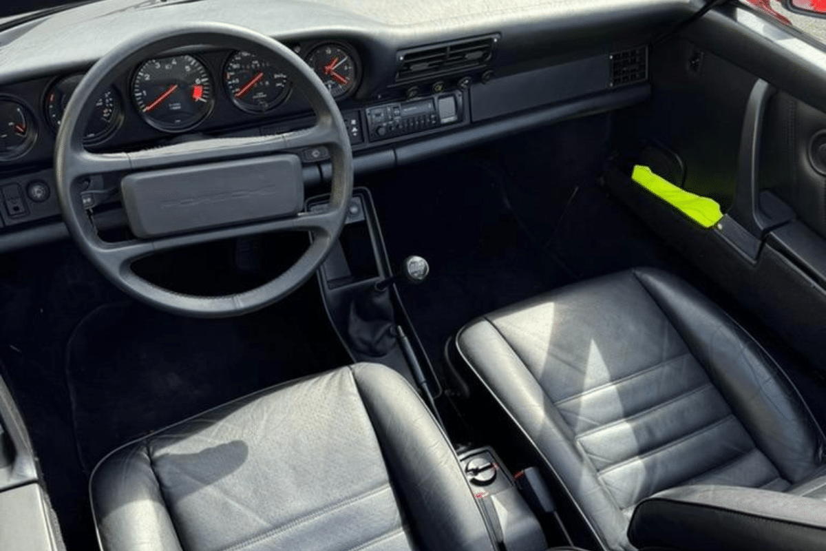 PORSCHE 911 911 Targa 3L2 G50 - 1987 vue du volant