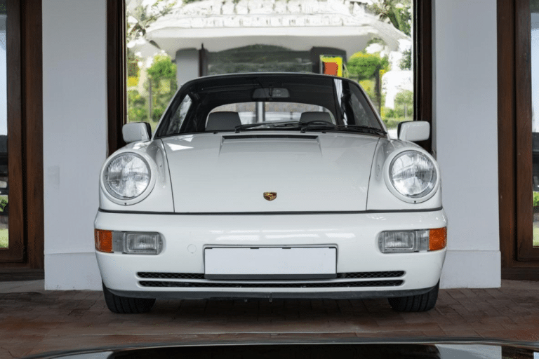 Cabriolet emblématique, teinte Grand Prix White et intérieur en cuir clair : cette Porsche 911 (964) de 1991 est à vendre