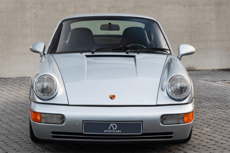 Moteur flat-six de 3,6 litres, design Polar Grey et intérieur en cuir noir : cette Porsche 911 Carrera RS (964) de 1992 est à vendre