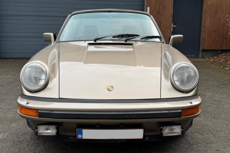 Moteur décatalysé, sellerie en cuir brun et jantes Fuchs de 16 pouces : cette Porsche 911 Targa 3.0 SC de 1982 est à vendre